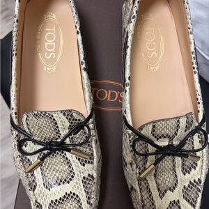 Tod's Snake-Print Leather Loafers in Beige and Black